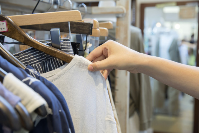 外で食べ物を食べた手で商品に触らないようにしましょう